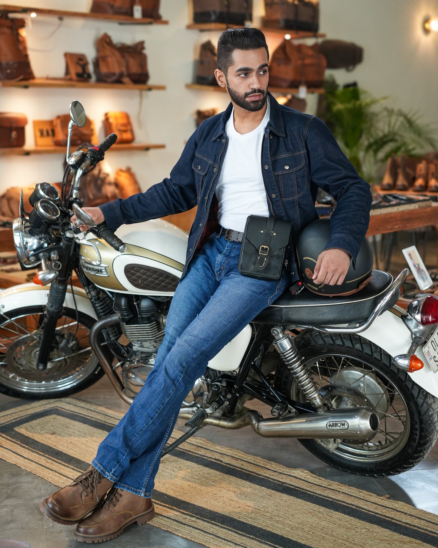 Buff Leather Tank Pouch - Black