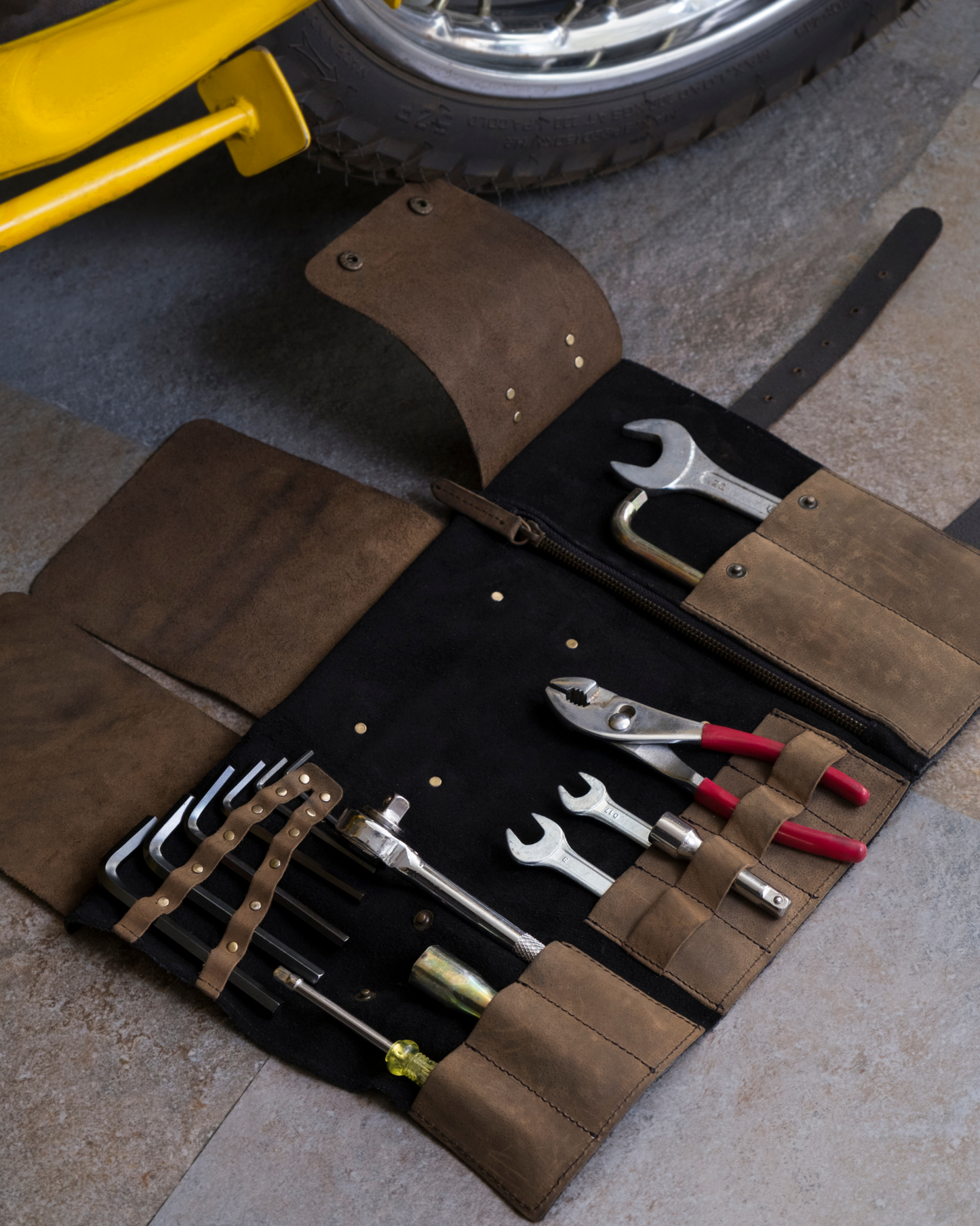 Buff Leather Tool Roll Black/Brown